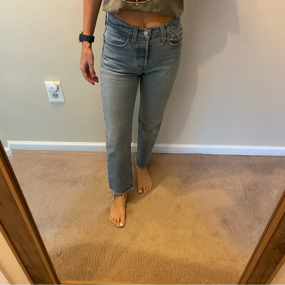 Levi’s Wedgie Straight Light Wash Denim Jeans with Raw Hem size 23